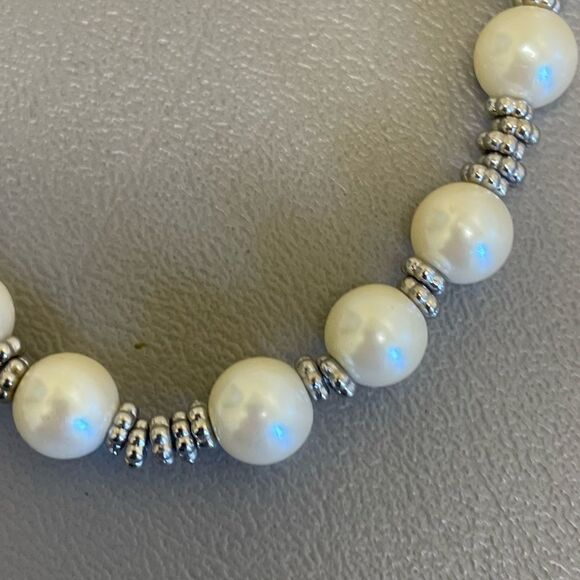 Faux pearl necklace - Picture 2 of 3